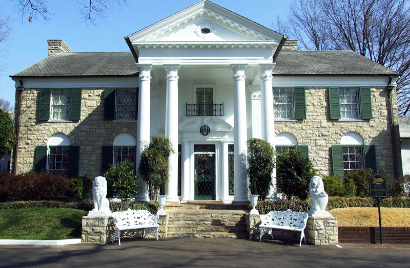 https://upload.wikimedia.org/wikipedia/commons/5/54/Graceland_Memphis_Tennessee.jpg